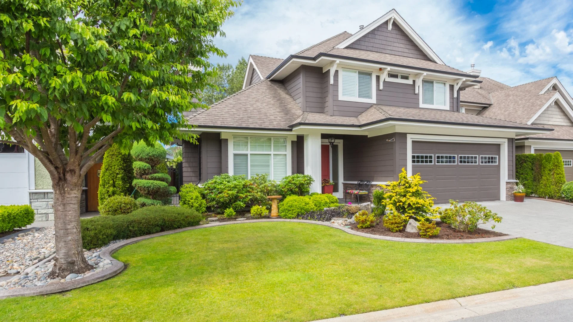 Choosing the Right Fertilizer for Your Lawn - Granular vs Liquid